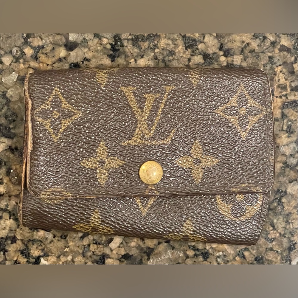 Louis Vuitton 6 key in monogram